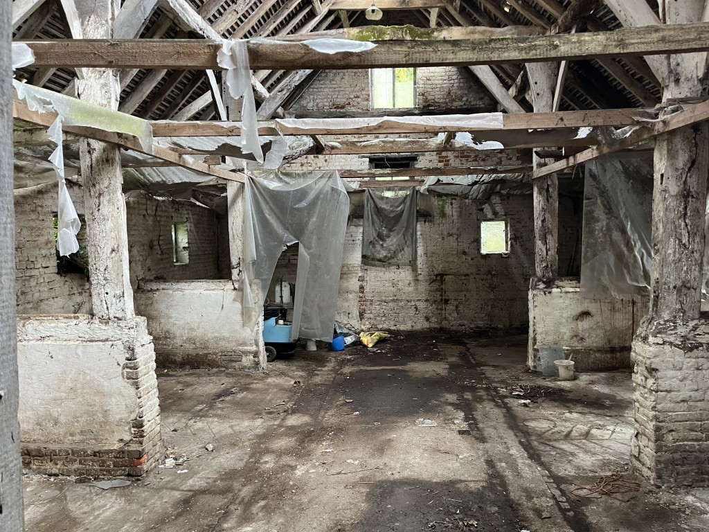 Lot: 133 - PERIOD BARN WITH PLANNING PERMISSION FOR TWO DWELLINGS - Internal view 2 - provided by joint agent